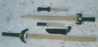 Мечи и ножи из лыж, гарды - из капрона. (Большое фото можно найти в фотогаллерее/тренировки клуба "Дракон")